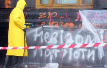 Окна моют вручную: "разрисованный" Офис президента продолжают отчищать от надписей (фото)