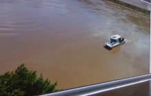 Перша жертва повеней: в Австралії чоловіка віднесло водою в автомобілі (відео)