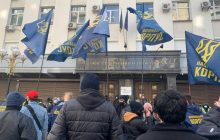 Нацкорпус прийшов під Офіс генпрокурора: вимагає інформації про слідчі дії щодо кума Путіна (фото, відео)