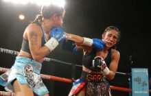 Упала на колени и выплюнула капу: чемпионка-боксерша нокаутировала эффектно соперницу (видео)