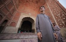 Дмитрий Комаров в новом выпуске «Мир наизнанку. Пакистан» перенесся из диких гор в бурный мегаполис (видео)