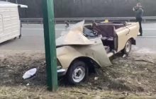 Под Киевом катафалк с покойником внутри оторвал крышу "Москвичу" - жуткое видео