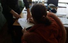 Викинула немовля у туалет на Харківщині: багатодітній матері повідомили про підозру (фото)