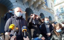 У «червоних» Чернівцях підприємці влаштували акцію протесту під міськрадою (фото)