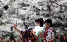 Японцы разучились улыбаться из-за ношения масок, теперь им нужны уроки улыбок