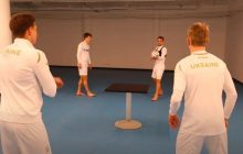 На офисном столе: футболисты сборной Украины "зарубились" в необычную игру (видео)