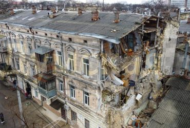 В центре Одессы частично обрушился жилой дом-памятник архитектуры (фоторепортаж)