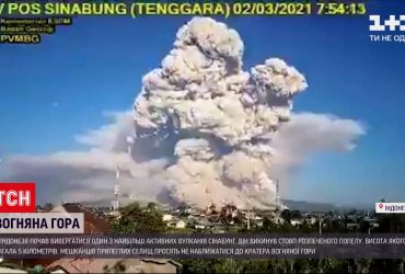 Новости мира: в Индонезии проснулся и пыхтит дымом вулкан Синабунг
