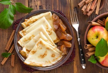 Швидкі французькі млинці з трьох інгредієнтів: як приготувати лінивий сніданок