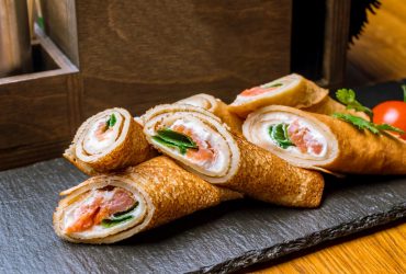 Порізав шини за млинці: під Дніпром почубилися вперті кур'єр та замовник (відео)