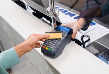 Купівля бензину, сигарет та алкоголю лише через банківську картку: чи зростуть ціни після новації