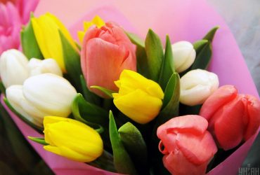 Украинцев призывают проголосовать за или против выходного 8 марта