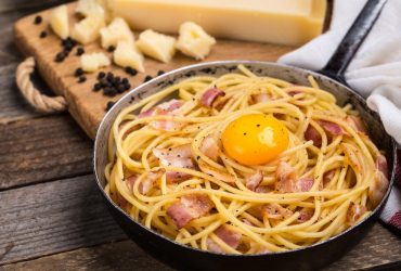 Швидка паста з сосисками: як приготувати вечерю за рецептом Джеймі Олівера