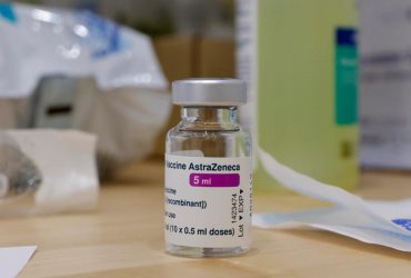 AstraZeneca вперше визнала, що її вакцина проти COVID може викликати тромби