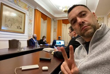 Арестович каже, що відправить Путіну пляшку коньяку, якщо РФ визнає ЛДНР