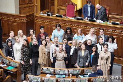 Страшно смотреть! В Минске девочки устроили фотосессию на парапете девятиэтажки