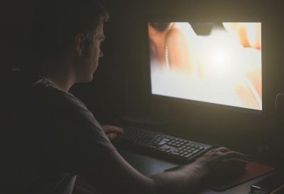 поддоноптом.рф: В Раде зарегистрирован законопроект о декриминализации порно - Российская газета