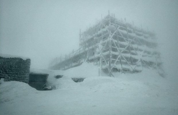 Весна у Карпатах почалася заметіллю: видимості майже немає, температура впала до -10° (фото)