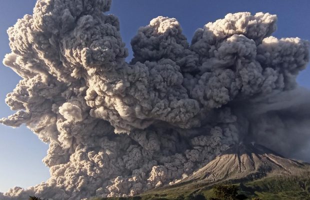 Щільний темний шлейф попелу: в Індонезії вивергається вулкан Синабунг (відео)