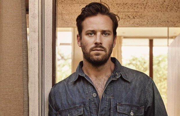 Фігурант секс-скандалу Армі Гаммер таємно виїхав з будинку, а у смітнику знайшли дивного манекена