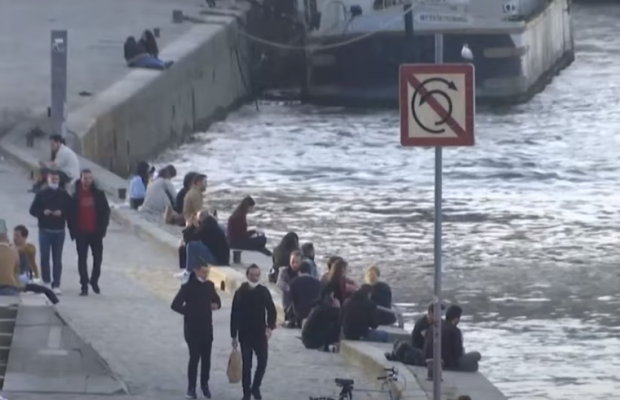 У Парижі діє найсуворіша комендантська година в світі: люди у відчаї (відео)