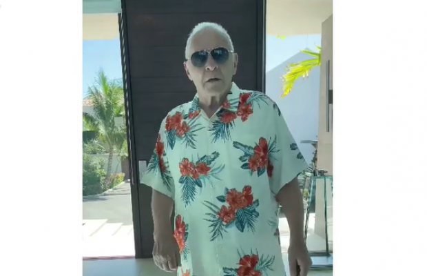 83-річний Ентоні Хопкінс запально станцював у гавайській сорочці (відео)