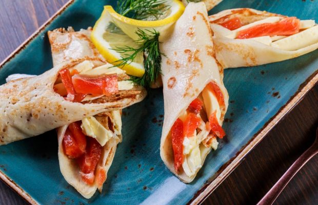 Млинці з червоною рибою на Масницю: як приготувати смачну та ефектну страву