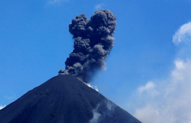 В Гватемале начал извержение вулкан Пакая (фоторепортаж, прямая трансляция)
