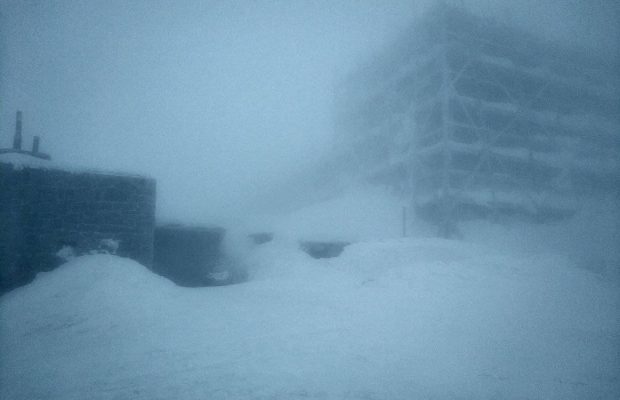 Туман та сніг: до Карпат повернулася зима, температура впала до -7° (фото)
