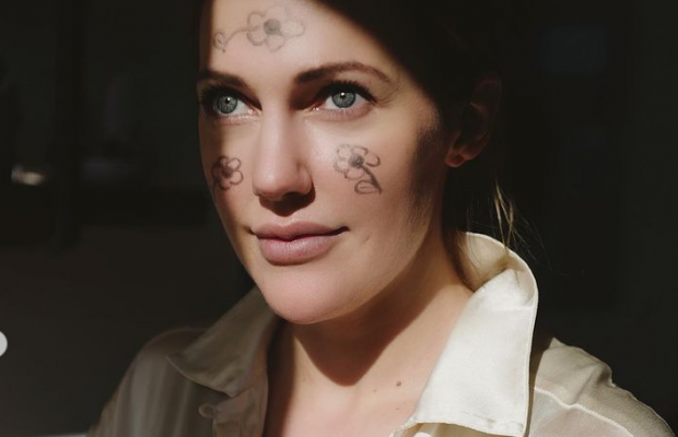 Зірка "Величного століття" Мер'єм Узерлі порадувала фанатів студійними фото