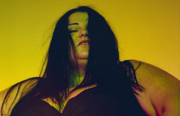 alyona alyona в пікантній білизні спокусливо позувала на камеру