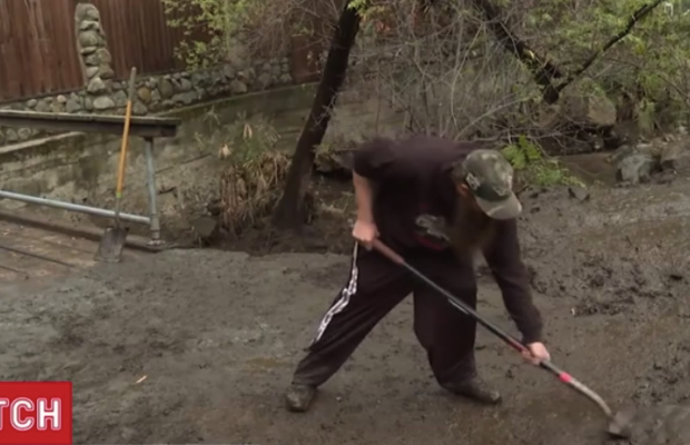 Каліфорнію накрив потужний шторм, бруд затопив будинки та заблокував траси (відео)