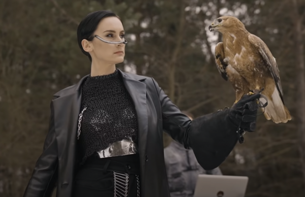 "Спокійно сидів на руці": солістка Go_A виправдалася за зйомки червонокнижного птаха в кліпі