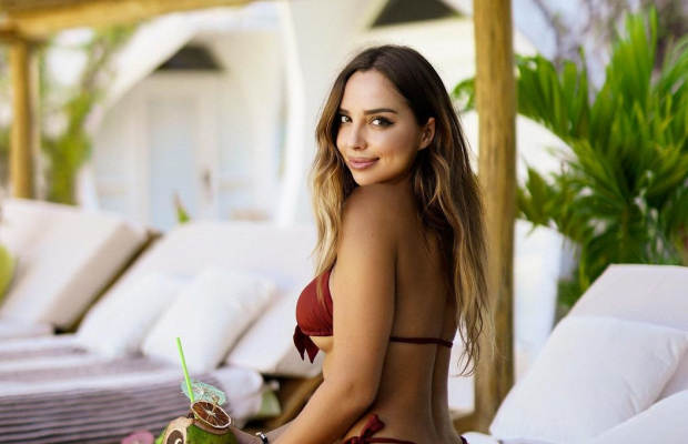 Спекотна модель не вмістила груди в мікробікіні