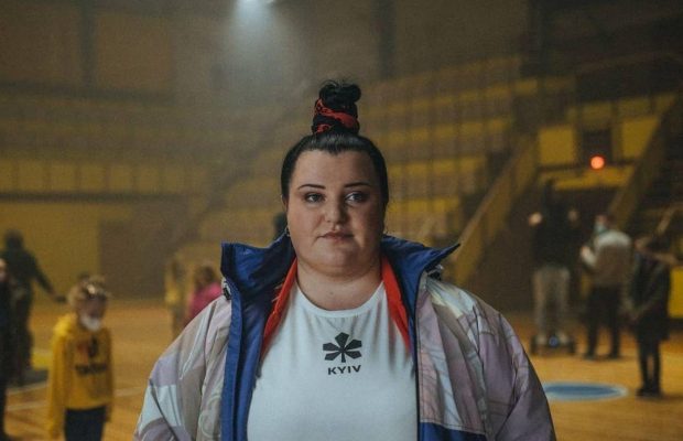 Напівоголена alyona alyona позувала в оточенні двох чоловіків