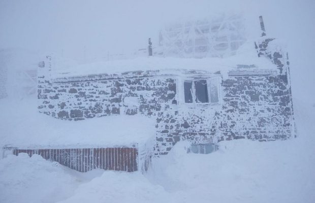 У Карпатах здійнялася хуртовина: оголошено високу загрозу сходження лавин (фото)