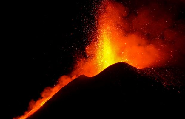 Хмари диму і лава на Сицилії: вулкан Етна вивергався 14 разів за останні 4 тижні (відео)