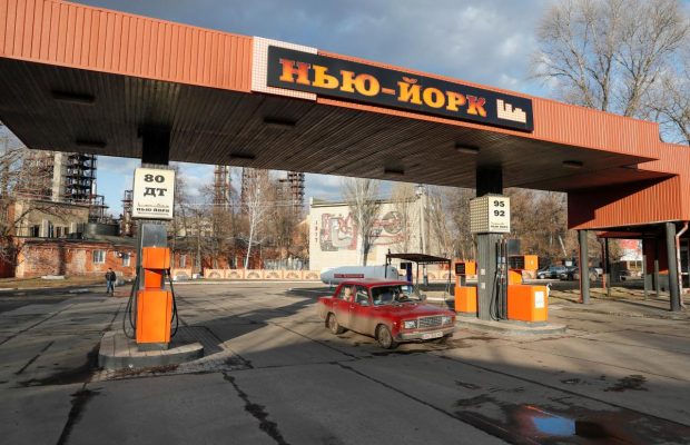 Фенольный завод и дома коммунистической эпохи: СМИ узнали, как живет "Нью-Йорк" на Донетчине (фоторепортаж)