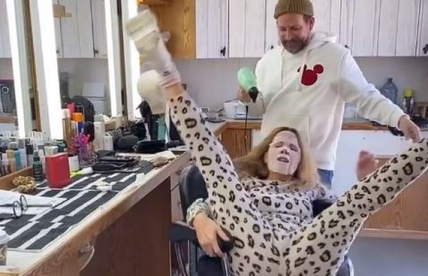 "Божевільна та весела": Кейт Бекінсейл намагалася налякати перукаря, але щось пішло не так (відео)