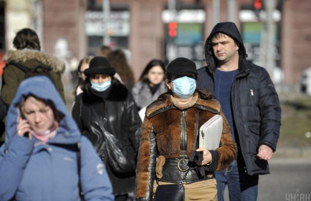 "Ковид-паспорта". Как вакцинация по-украински делает украинцев "невыездными"