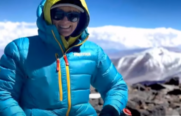 Українська вчителька піднялася на найвищий вулкан світу за 19 годин та встановила рекорд (відео)