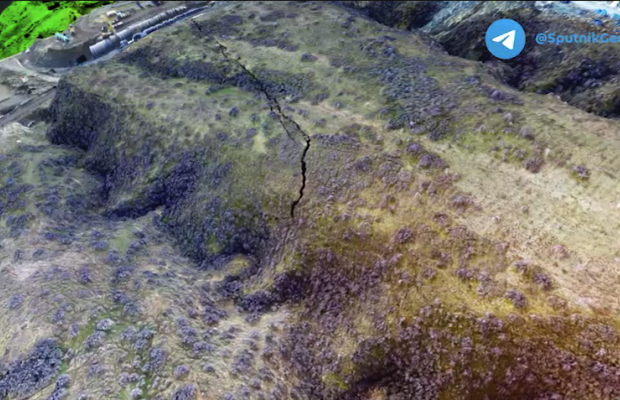 Купа каменів і піску рухаються у бік міста: Тбілісі опинився під загрозою сходу зсуву (фото)