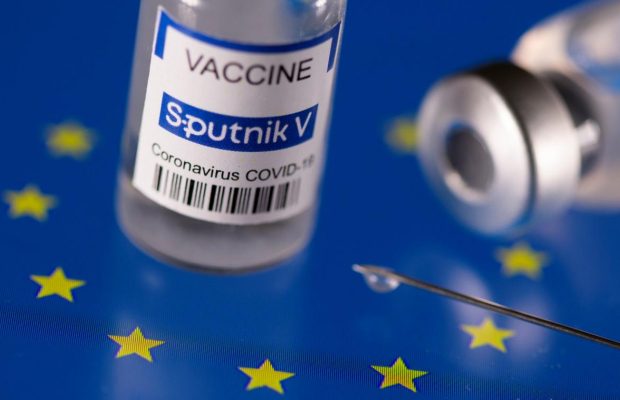 Щеплення SputnikV: Франція заборонить в'їзд туристам, які вакциновані російським препаратом (відео)