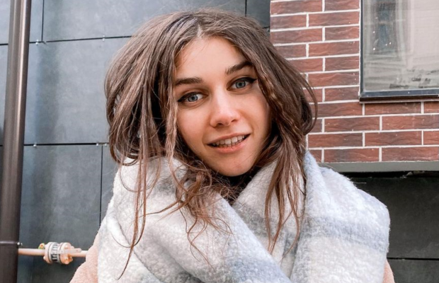 Jerry Heil похвасталась "целлюлитом" на бедрах и пообещала фанатам "пузатые фотки"