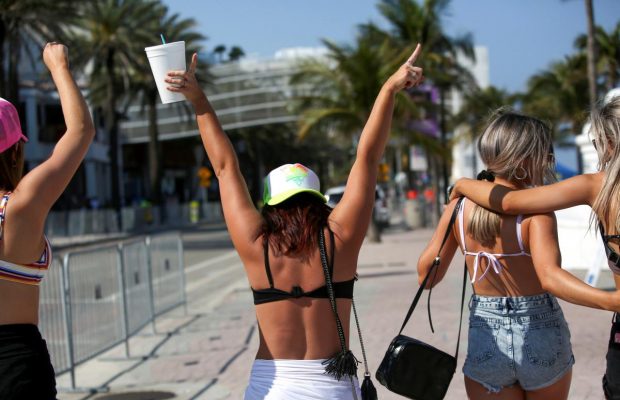 Маски и дистанция? Нет, не слышали: как студенты в карантин отрываются на пляжах Флориды (фоторепортаж)