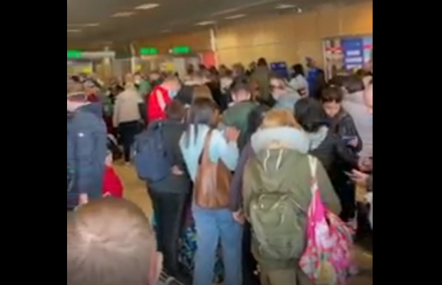 В аеропорту Харкова стовпилися туристи з Єгипту: їх не випускають через нові правила в'їзду (відео)