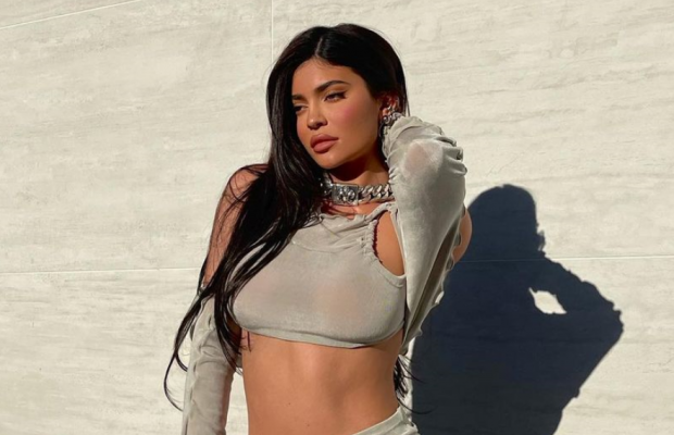 У міні-сукні та шкіряному плащі: Кайлі Дженнер засвітилася на вечірці у Джастіна Бібера (фото)