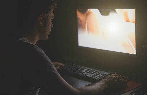 Эксперты назвали признаки зависимости от порнофильмов, о которых вы могли не знать