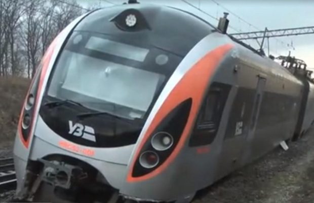 Аварія "Інтерсіті": піднято вже три вагони, поїзди пускають в об'їзд