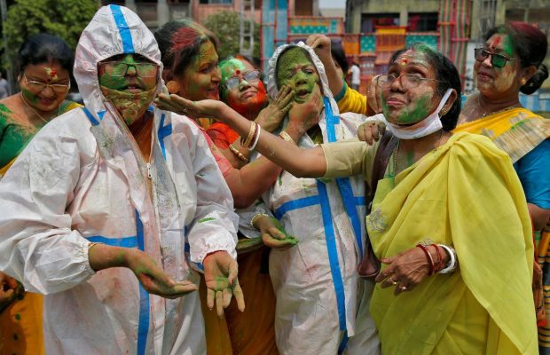 В охваченной COVID-19 Индии проходит масштабный фестиваль красок (фоторепортаж)